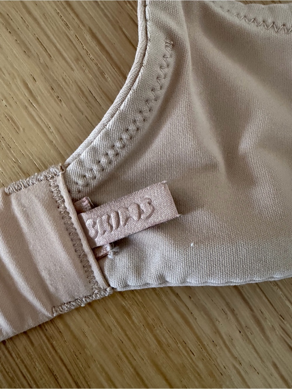 SKIMS “Fits Everybody” T-Shirt Bras -  “Onyx”(black) “Clay”(tan) “Sand”(nude) - Picture 6 of 12